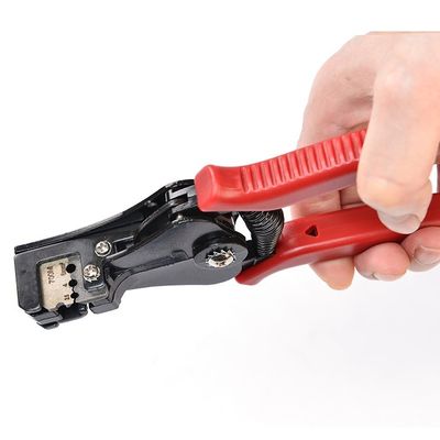Système solaire outil adapté à la plage carrée du câble 2.5MM2/4MM2/6MM2 outil de décapage et de décapage du câble PV pour les connecteurs PV004