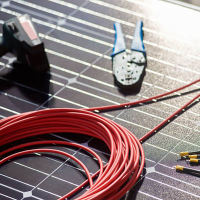 Systèmes d'énergie solaire MH4 Panneau solaire PV Crimping 1CX2.5MM2 DC H1Z2Z2-K 1500V avec coupeuse de câble photovoltaïque et câble isolé